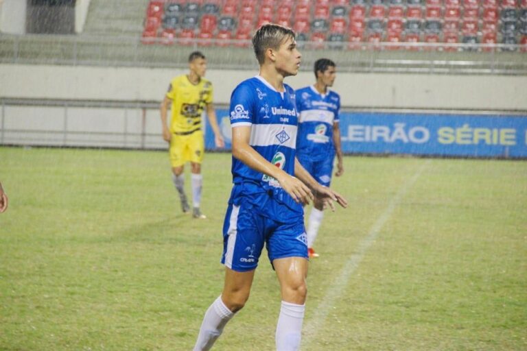 Atlético-AC dispensa três atletas e recebe mais dois reforços para sequência da temporada