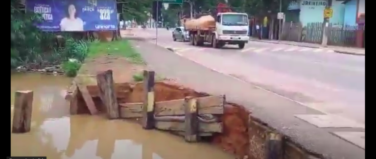 Vídeo: cratera se abre e com cheia do Rio Acre e pode apartar Estrada da Sobral