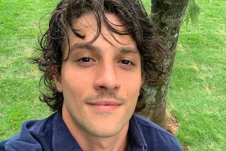 Chay Suede viverá Ayrton Senna em série da Netflix, diz colunista