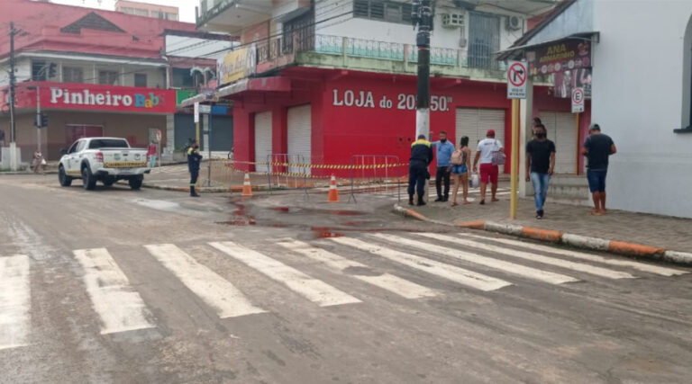 Prefeitura interdita rua que dá acessoas a lojas em Cruzeiro do Sul para evitar aglomeração