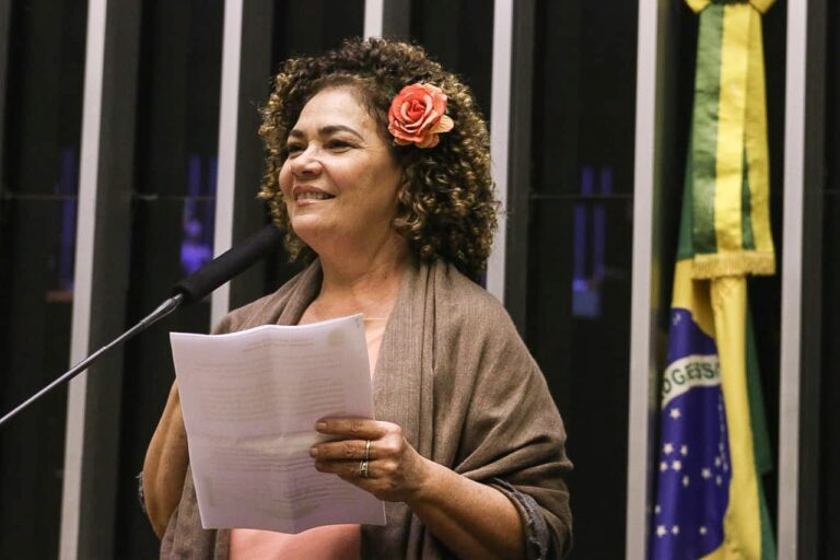 Perpétua garante R$ 10 milhões para compra de vacinas pro Acre