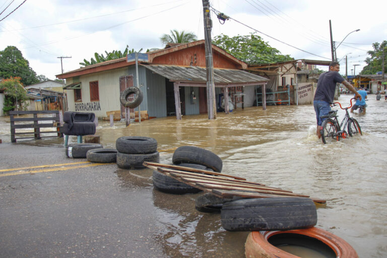 Gladson coloca governo à disposição para apoiar prefeitura durante enchente