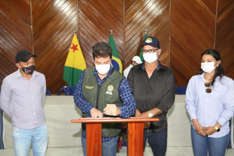 Em Manoel Urbano, Gladson entrega ônibus, equipamentos e anuncia investimentos