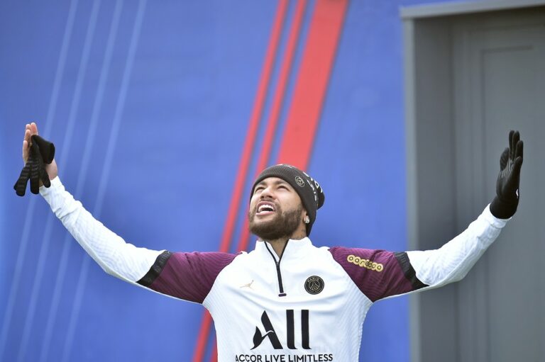 Neymar volta a correr no gramado do CT do PSG, segundo jornal