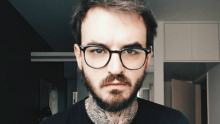 PC Siqueira surge de andador por causa de doença degenerativa: ‘Quadril necrosado’