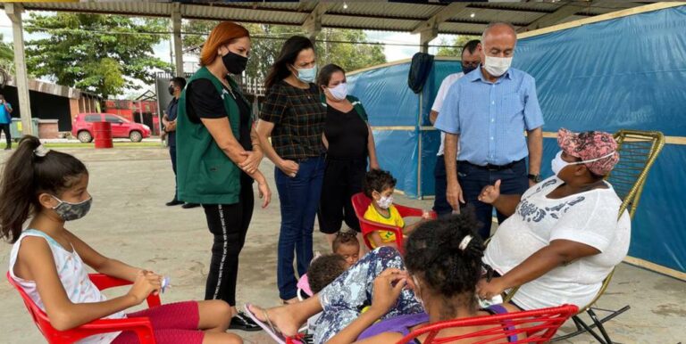 Senadora Mailza e Bocalom visitam famílias abrigadas no Parque de Exposição