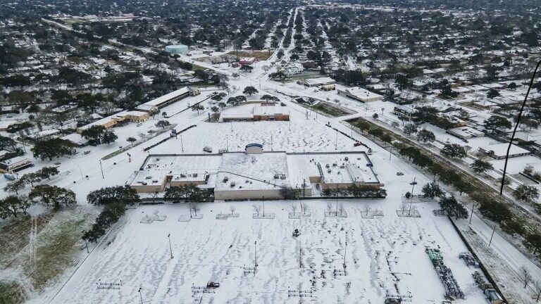 Frio extremo e falta de energia afetam dez estados e deixam 38 mortos nos EUA