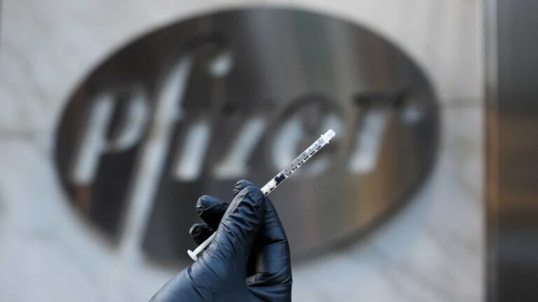 Vacina da Pfizer é eficaz após uma dose e pode ser mantida em geladeira, dizem estudos