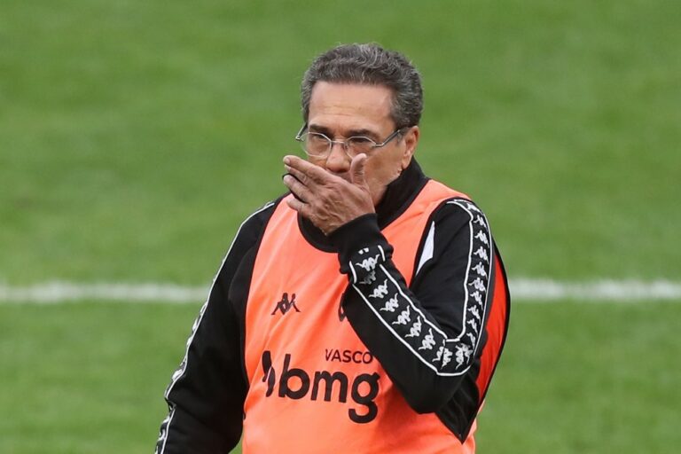 Sem receber salários, Luxemburgo deixa o Vasco após jogo com o Goiás