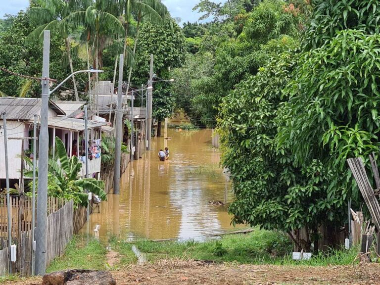 Com Rio Acre a 25cm de transbordar, igarapés voltam a encher e já atingem 30 famílias