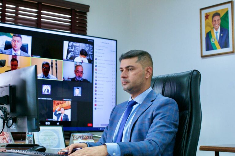 Presidente Nicolau Júnior e demais membros da Mesa Diretora da Aleac tomam posse