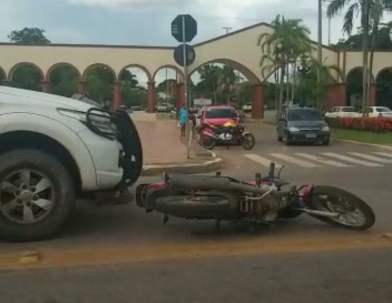 Vídeo: criminoso rouba moto, cai em frente à viatura durante fuga e acaba preso na Capital