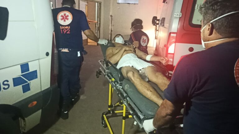 Monitorado por tornozeleira é ferido com dois tiros perto de barbearia no Belo Jardim