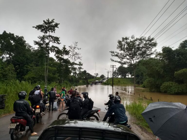 Estrada que dá acesso ao FOC se rompe e moradores do Jorge Kalume ficam isolados