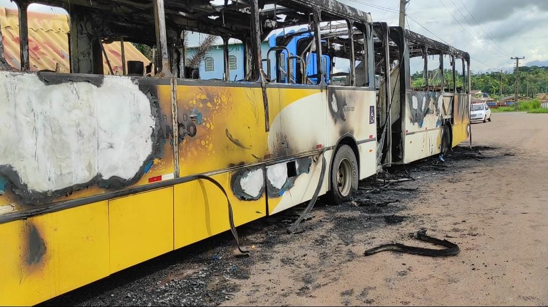 Criminosos assaltam motorista, ateiam fogo em ônibus e fogem com dinheiro, na Capital