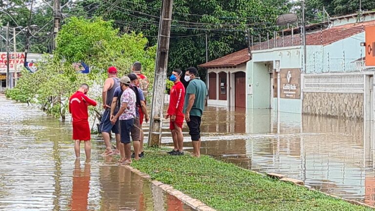 Bombeiros atenderam mais de 400 ocorrências em 24h por causa de chuvas na Capital