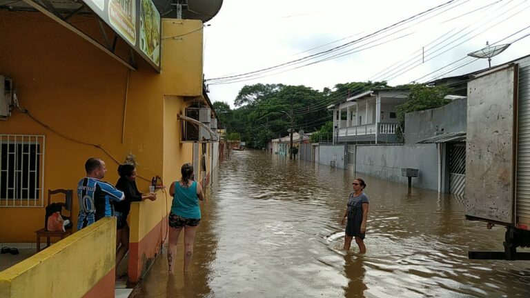 Vídeo: igarapé transborda e invade casas na Avenida Gatúlio Vargas