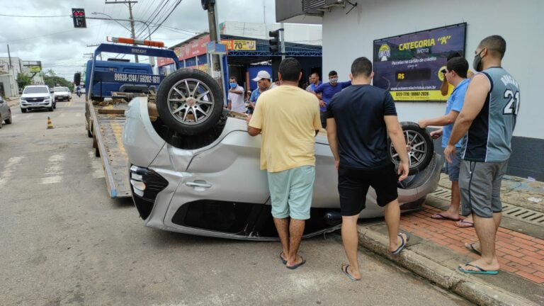 Vídeo: carro capota após colisão no cruzamento das ruas Rio de Janeiro e Pernambuco