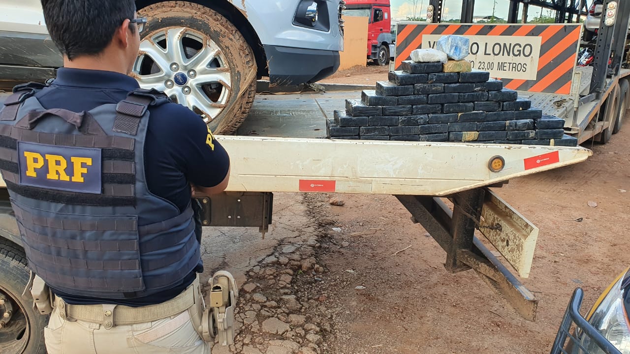 PRF apreende 55 quilos de cocaína pura dentro de carro em Rio Branco