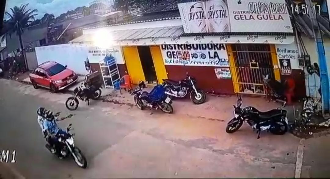 Vídeo mostra criminosos em moto roubada atirando contra jovem no Belo Jardim