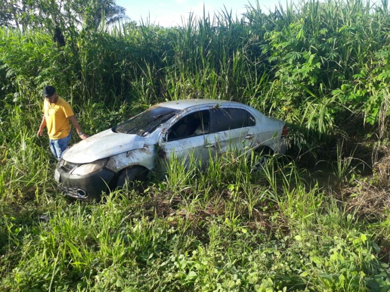Carro capota várias vezes ao tentar desviar de buraco na BR-364, próximo ao Bujari
