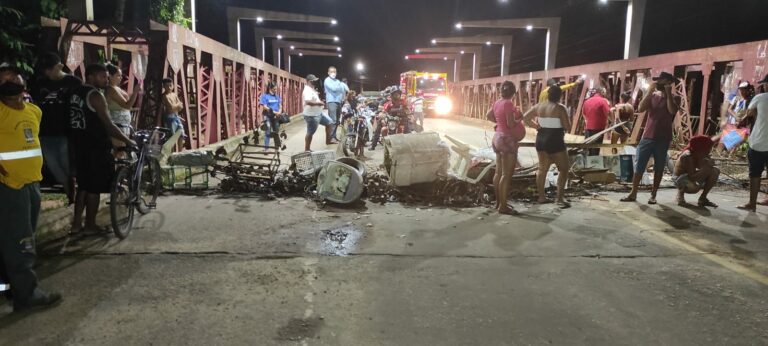 Em protesto, moradores do bairro Édson Cadaxo fecham ponte do São Francisco