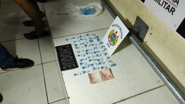 Jovem é preso transportando drogas no bolso na Vila Acre