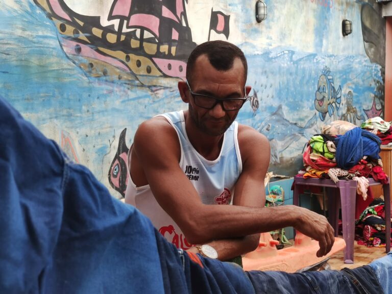 Trabalhador alega prejuízo de R$10 mil com cheia de igarapé na Capital: “Perdi até a feira”