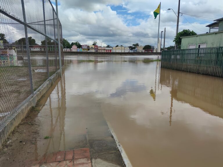 Com 15 famílias desabrigadas, nível do Rio Acre continua a subir e cheia atinge 5 bairros