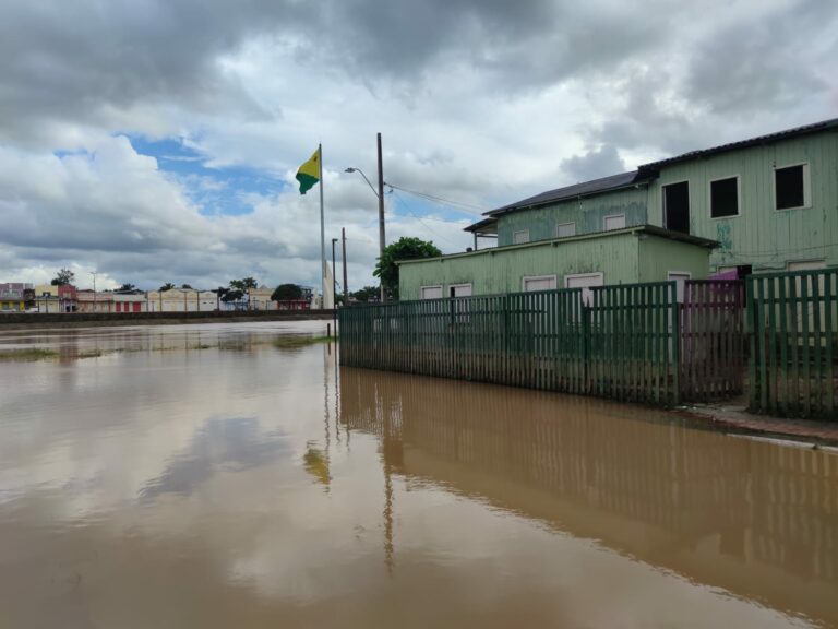 Rio Acre continua subindo e atinge 3 bairros na Capital; famílias já estão desalojadas