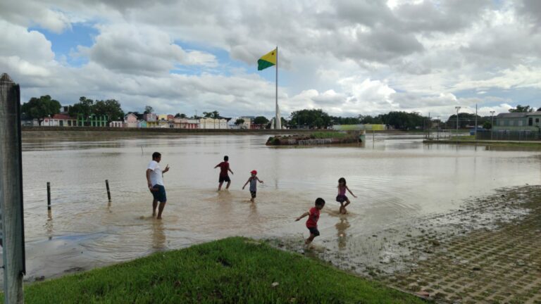 Crianças aproveitam cheia do Rio Acre para brincar