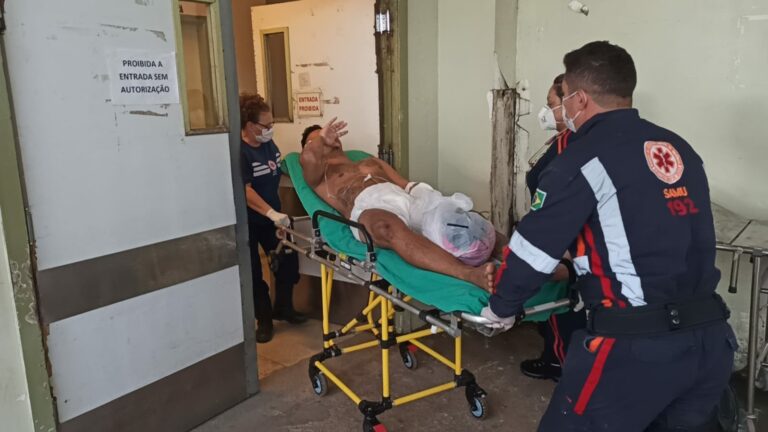 Jovem de 19 anos é ferido com tiro abdômen ao passar de moto em beco na Baixada