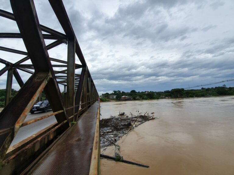 Rio Iaco atinge 16,48 metros e Bombeiros contam com voluntários para retirar famílias