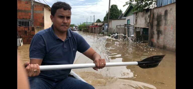 Vereador Elvis Danis arregaça as mangas e ajuda população de Sena na enchente