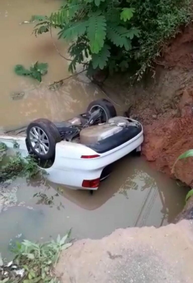 Motorista passa mal, perde controle do veículo e vai parar dentro de cratera na Baixada