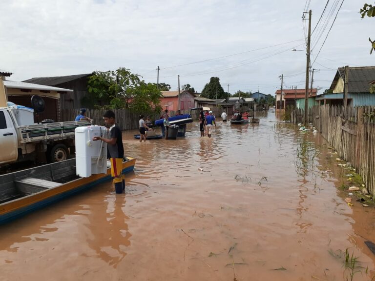 Cheia do Iaco: mais de 300 famílias já saíram de suas casas em Sena Madureira