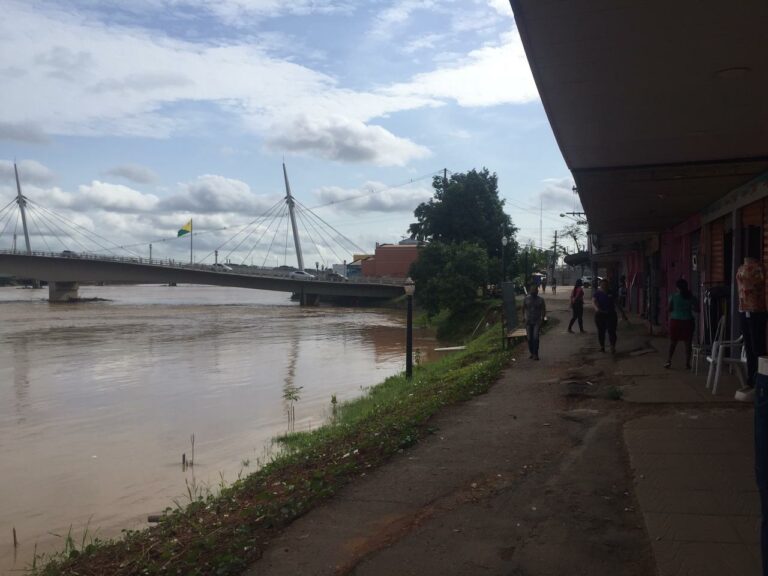 Rio Acre apresenta vazante, mas ainda atinge 19 bairros e mais de 150 famílias