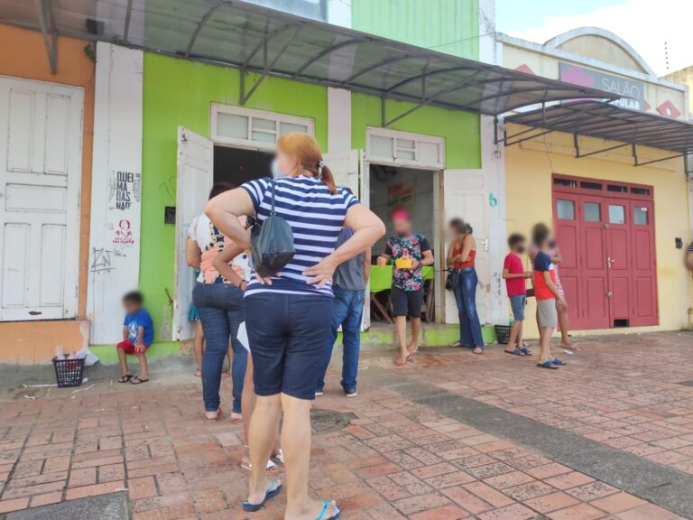 Em meio a explosão da Covid-19, pessoas se aglomeram na Gameleira e Mercado Velho