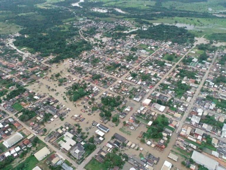 Imagem aérea mostra cheia do Iaco em Sena