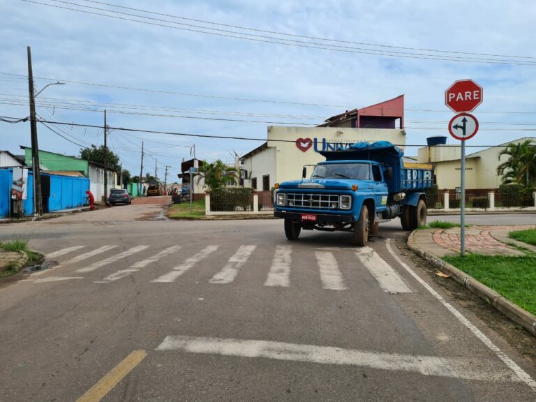 Carro que presta serviço à prefeitura é estacionado em curva de avenida e quase causa acidente