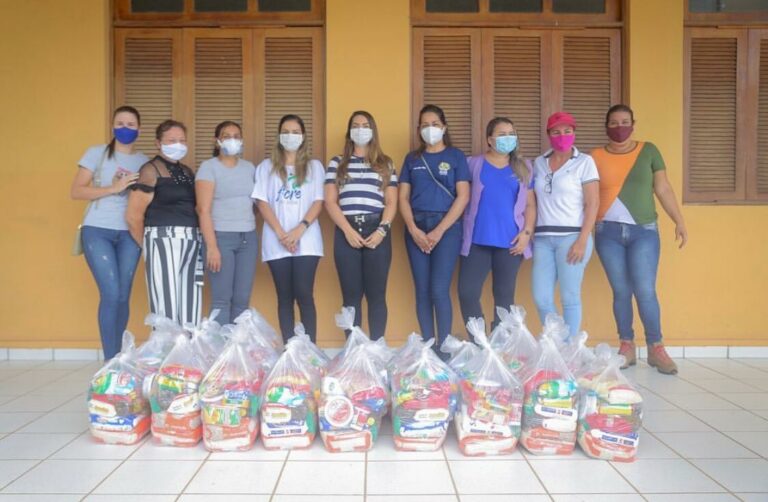 Primeira-dama Ana Paula Cameli visita Sena Madureira e faz entrega de cestas básicas