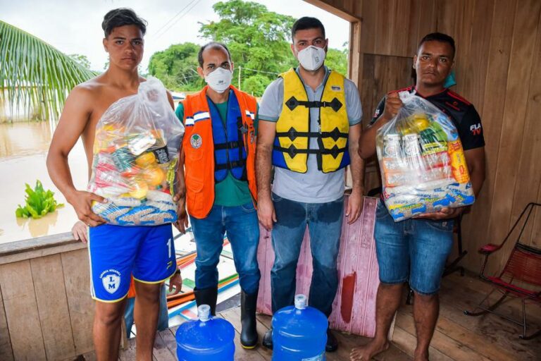 Nicolau acompanha prefeito em entrega de sacolões e água para desabrigados na Boca do Moa