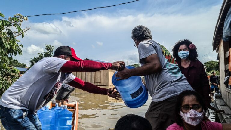 Perpétua Almeida e Edvaldo Magalhães visitam municípios atingidos pela cheia dos rios