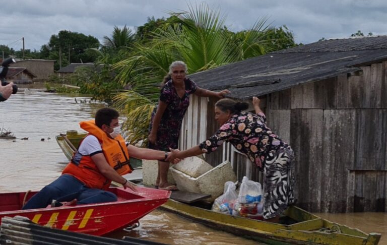 Governador visita Sena Madureira e entrega cestas básicas aos desabrigados