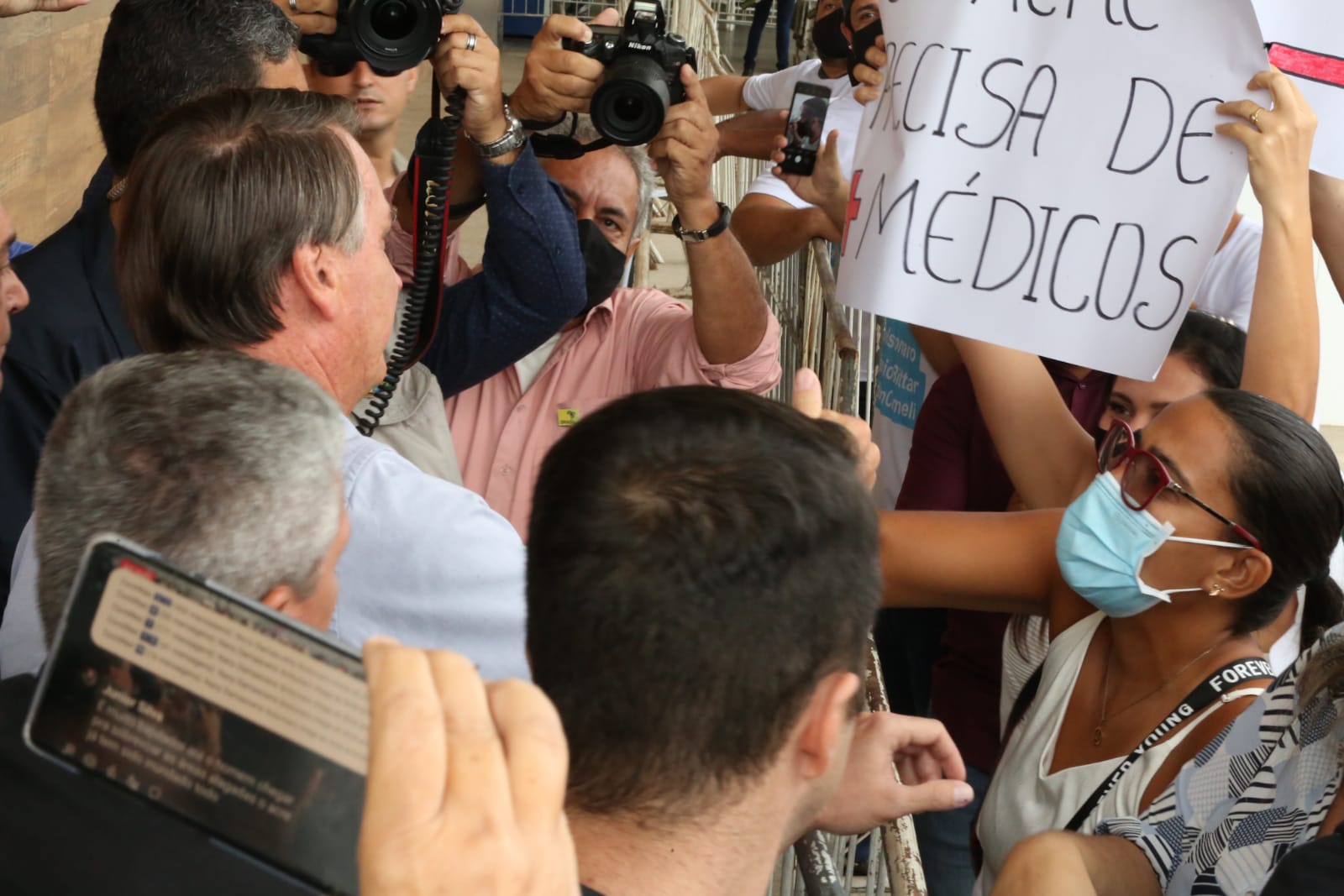 Bolsonaro chega ao Acre, cumprimenta apoiadores e segue para sobrevoar Sena