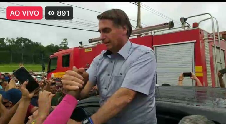 Bolsonaro pousa em Sena Madureira e é recepcionado por multidão; veja vídeo
