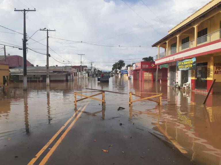Com a vazante do Iaco, carrros já começam a trafegar na Av. Avelino Chaves, em Sena