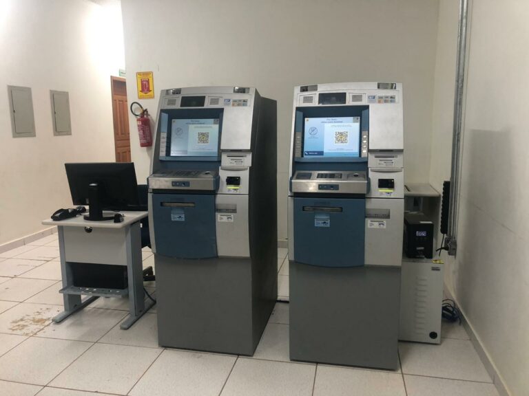 Equipamento é trazido de Brasília para instalação de terminais do BB na USP de Sena