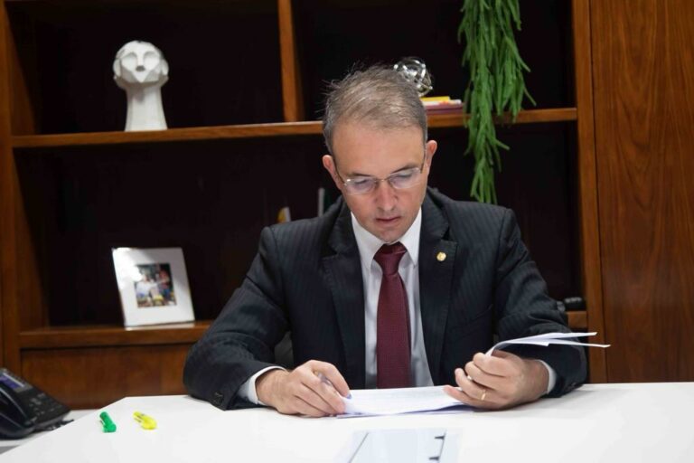 Leo de Brito denuncia Bolsonaro por crimes contra a saúde pública cometidos no Acre