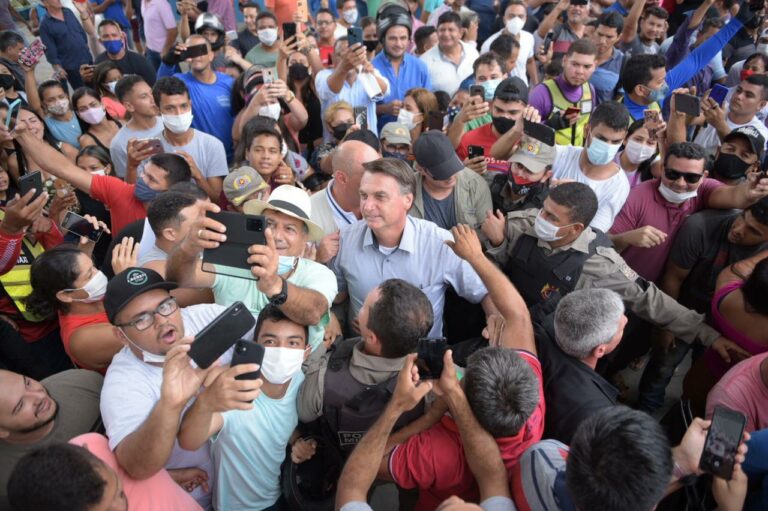 MPF e MPAC querem que Bolsonaro responda por crimes contra a saúde pública durante visita ao AC